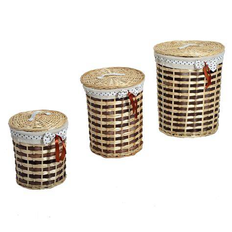 Dettagli buffet rustico: cesti in vimini e plaid