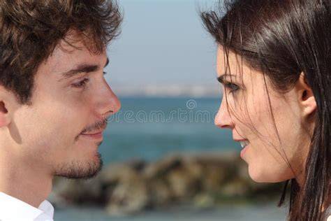 Coppia giovane che si guarda con amore