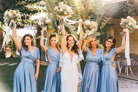 Sposa con damigelle che sistemano il velo