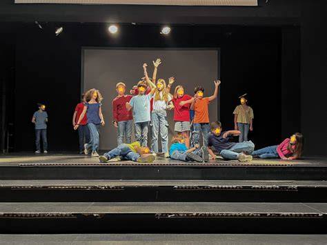 Studenti che recitano in una rappresentazione teatrale scolastica