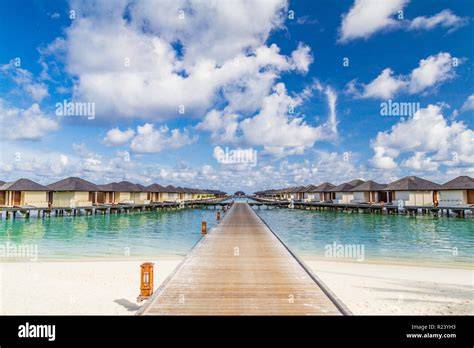 Spiaggia tropicale con bungalow sull'acqua