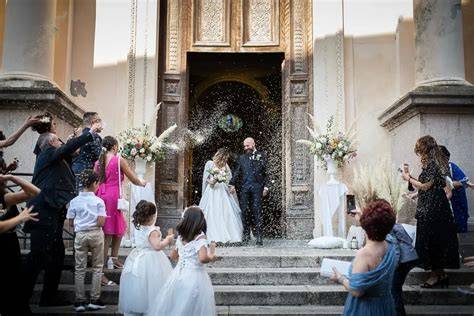 fotografo di matrimonio che scatta foto spontanee