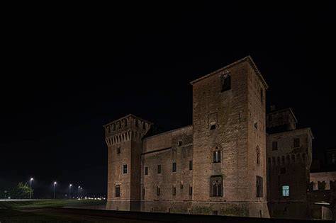 Immagine di un castello toscano illuminato di notte