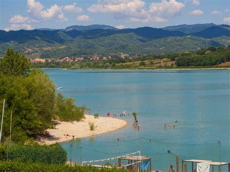 Paesaggio del Lago di Bilancino con la natura circostante