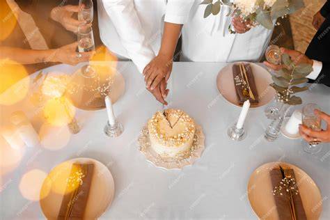 Coppia che taglia la torta nuziale con musica di sottofondo