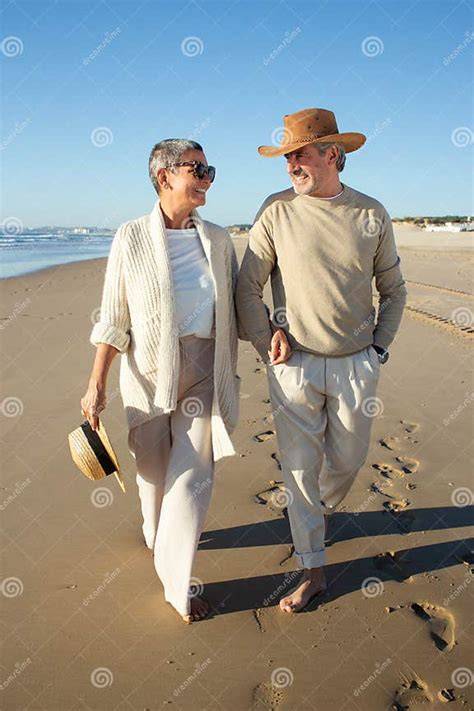 Coppia di sposi che passeggia lungo la costa irlandese