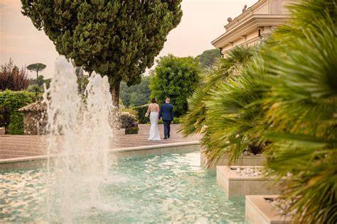 Coppia di sposi nei giardini di Settrington