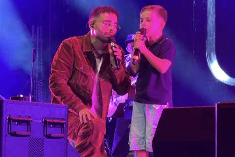 Rocco Hunt con suo figlio Giovanni sul palco