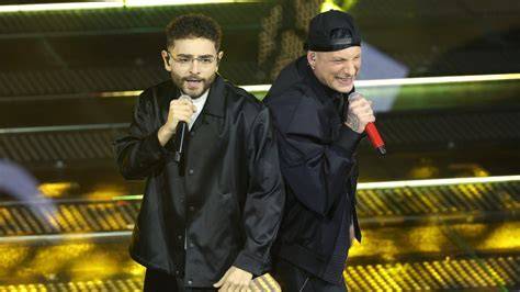 Rocco Hunt e Clementino durante un'esibizione