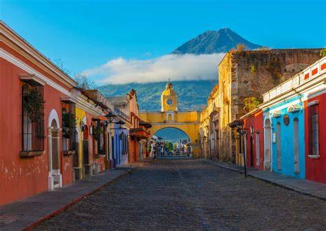 Panorama del Guatemala con vulcani e villaggi Maya