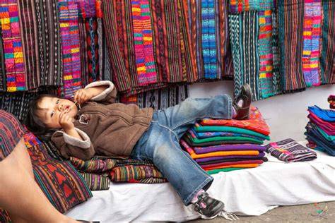 Mercato di Chichicastenango con tessuti colorati