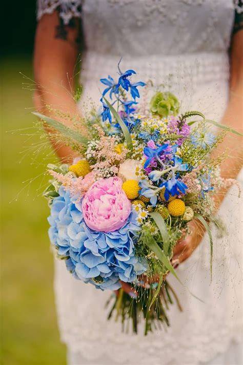 Bouquet da sposa con fiori di stagione