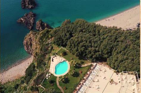 Vista panoramica di CapoSperone Resort & SPA con la Costa Viola sullo sfondo