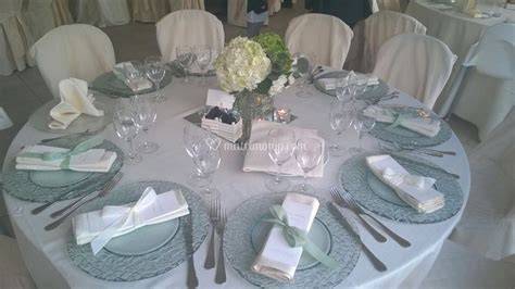 Tavola imbandita per un matrimonio con vista mare