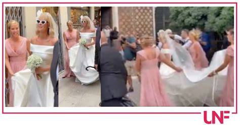 Sposa felice circondata dalle sue damigelle