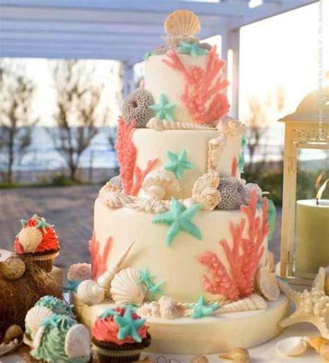 Torta nuziale a tema mare con decorazioni marine