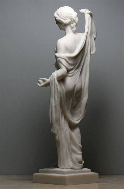 Statua greca di dea con drappeggio