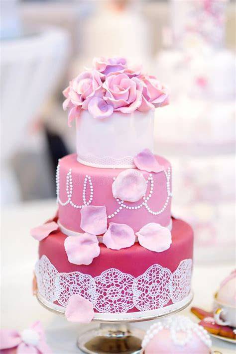 Torta nuziale decorata con fiori e pesche