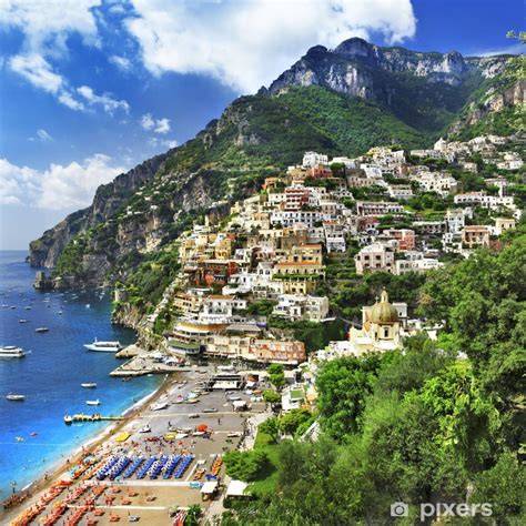 Vista panoramica mozzafiato della Costiera Amalfitana con Positano
