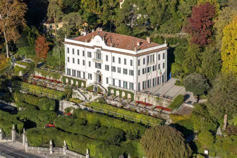 Villa storica sul Lago di Como con giardini fioriti