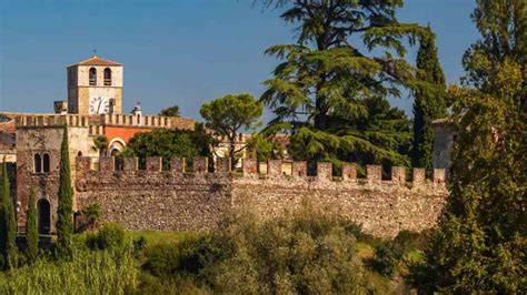 Borgo medievale italiano su una collina
