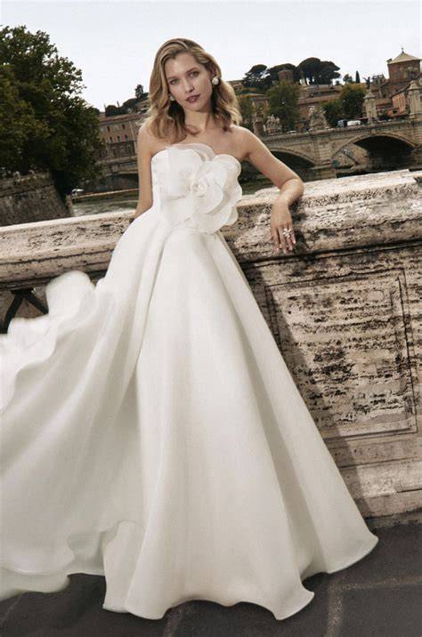 Atelier di abiti da sposa con modelli eleganti
