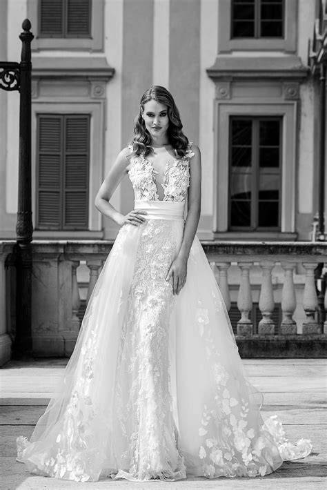 Una sposa radiosa con un abito da Alida Giordani Boutique