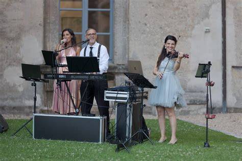 Musicisti che suonano a un matrimonio