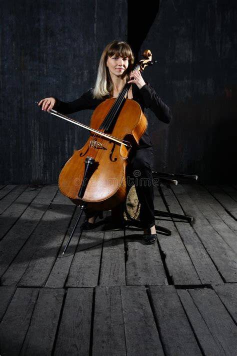 Violoncellista che suona
