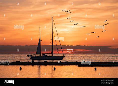 Barca a vela al tramonto sulla Costa Azzurra