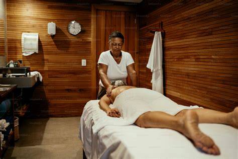 Donna che riceve un massaggio in una spa di lusso