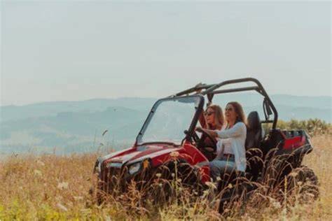 Coppia che guida un buggy su una strada panoramica