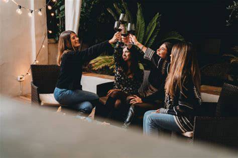 Ragazze che brindano durante una festa