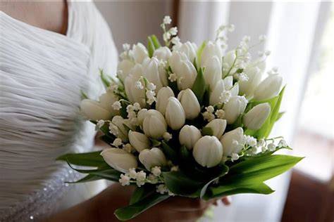 Bouquet da sposa con tulipani bianchi e mughetto