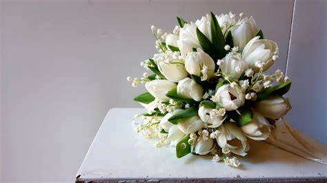 Bouquet da sposa con tulipani e mughetto
