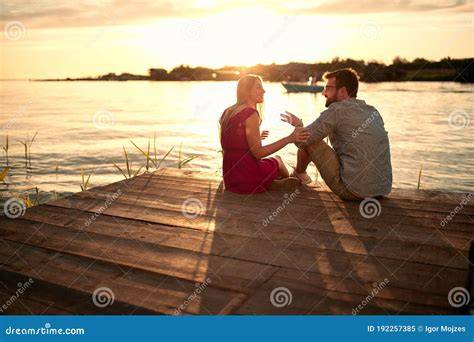 Coppia felice al tramonto vicino al fiume Volturno
