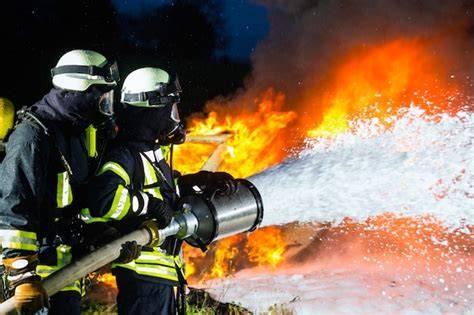 Pompiere che spegne un incendio