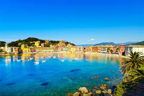 Vista di Sestri Levante con il mare e le case colorate