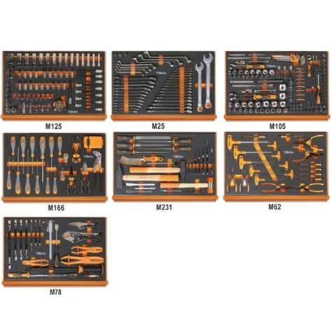 Assortimento di attrezzi e materiali in una ferramenta