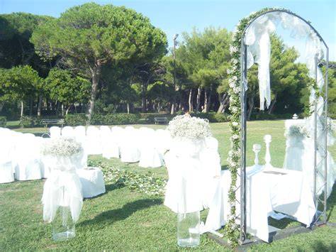 Allestimento cerimonia all'aperto in giardino