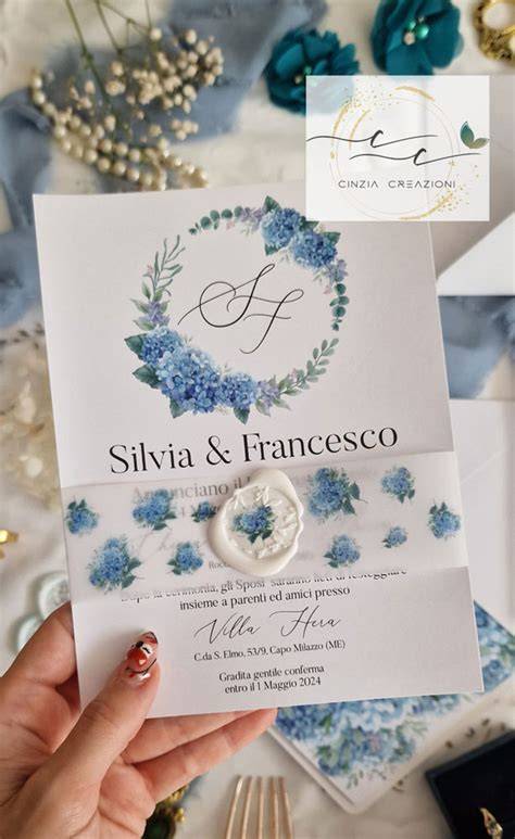 Decorazione di partecipazioni di matrimonio con ortensie blu