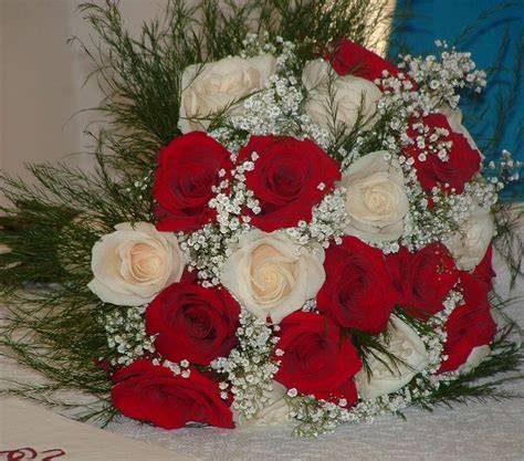 bouquet di rose rosse e scarpe rosse per la sposa