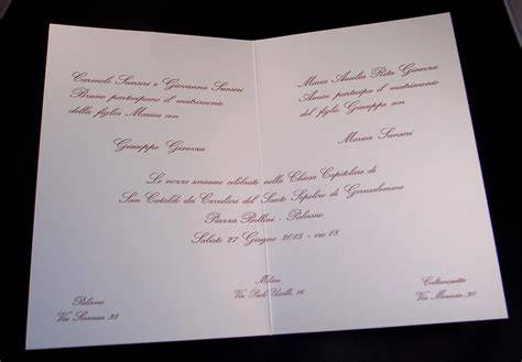 Invito di matrimonio classico con dettagli in carta perlata