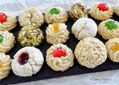 Dolcetti di mandorle a forma di fiore