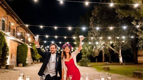 invitati che brindano durante un ricevimento