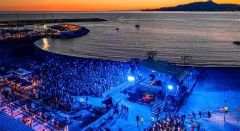 Gente che festeggia su una spiaggia a Mykonos con DJ set