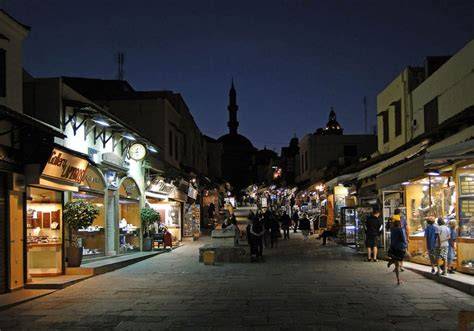 Via Orfanidou a Rodi di notte, con locali e persone