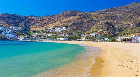 Vista panoramica della spiaggia di Mylopotas a Ios