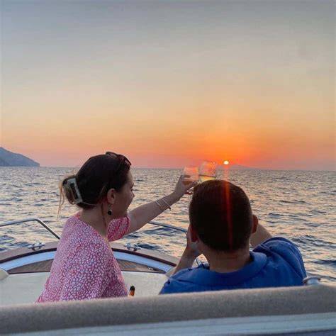 Gozzo in navigazione al tramonto