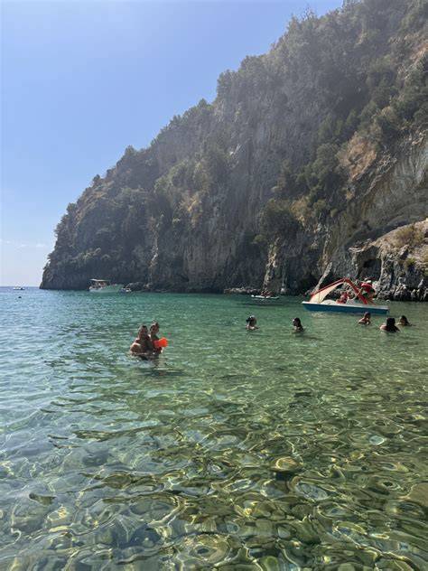 Vista di una baia con acque cristalline nel Cilento